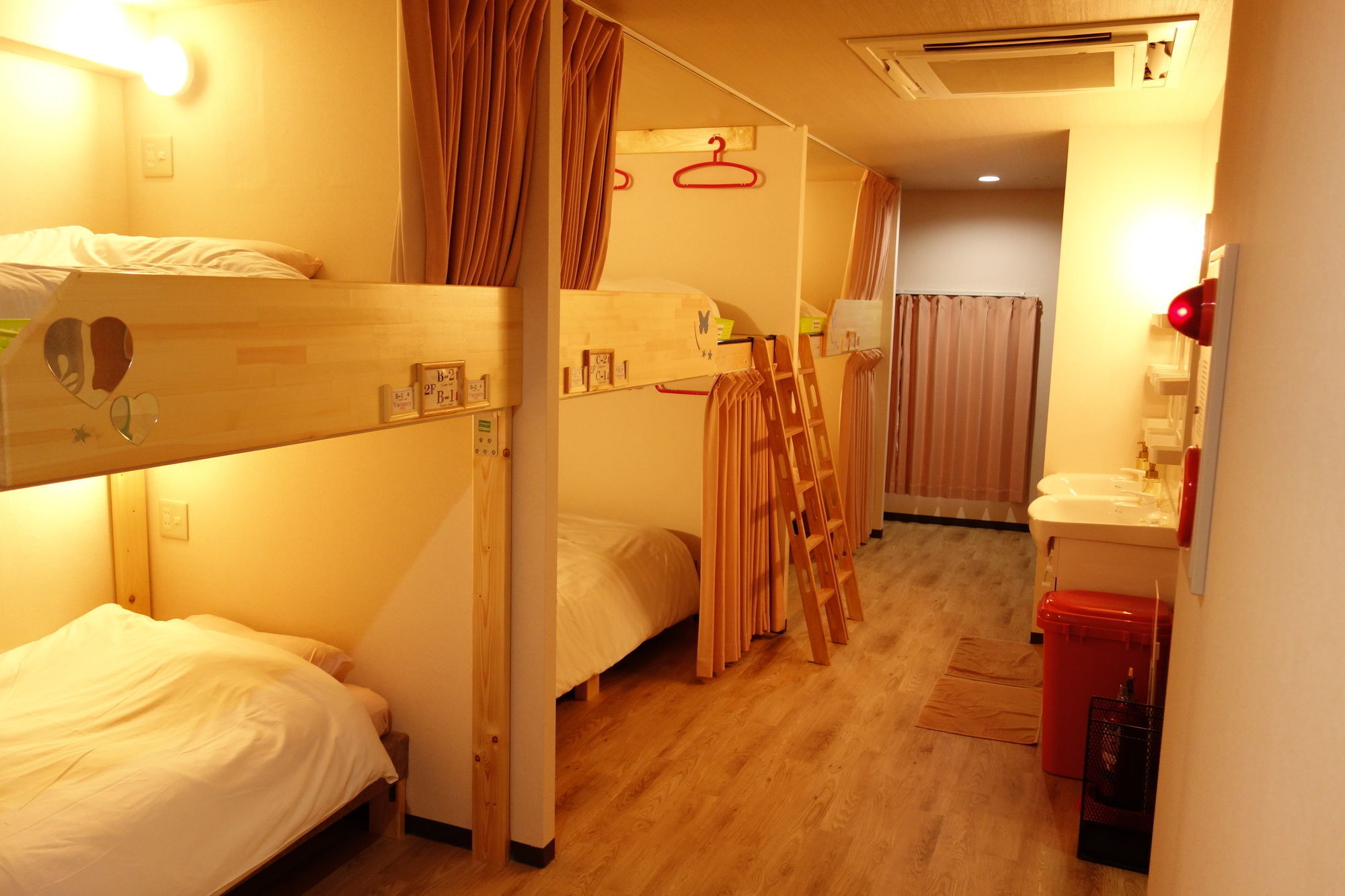 Kens House Hotel Осака Екстериор снимка